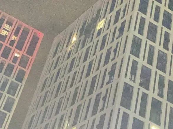 У чотирьох районах Києва – падіння уламків внаслідок повітряної атаки, є травмовані