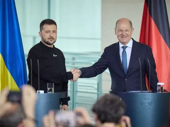 Зеленський зустрівся з Шольцом на полях саміту НАТО: очікує "гарних новин" для оборони