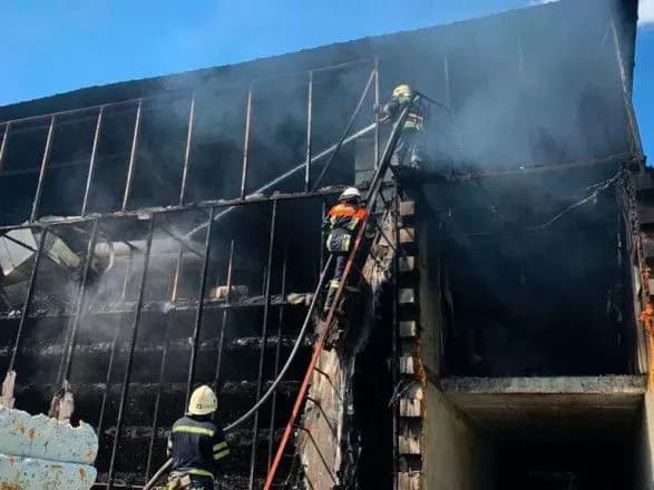 Під Києвом спалахнула масштабна пожежа: горів ангар, в якому вирощувались гриби