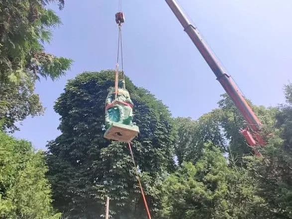 Во Львовской области демонтировали еще один советский памятник