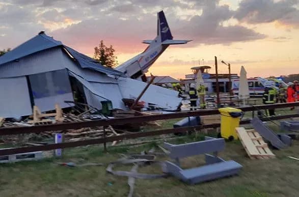 У Польщі літак врізався в ангар: є загиблі та поранені