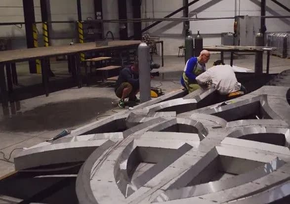 В Минкульте показали, как делают тризуб для "Родины-матери" в Киеве