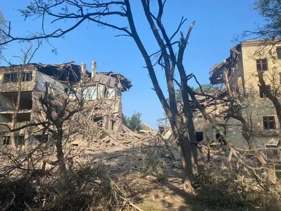 Сутки враг массированно обстреливал Донбасс. Есть многочисленные повреждения, но без пострадавших