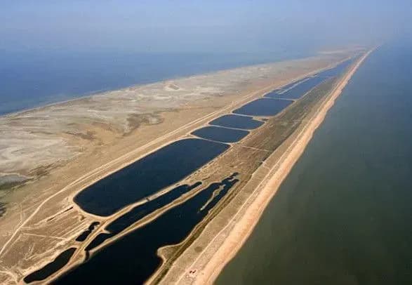 В окупованому Криму збираються заборонити пропуск цивільних на Арабатську стрілку