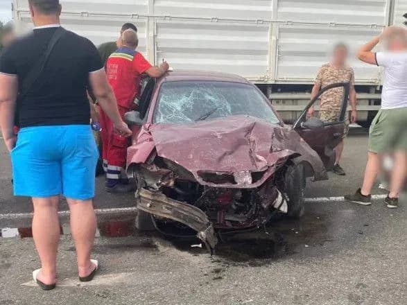 Під Києвом легковик зіштовхнувся з автобусом: постраждало 9 осіб, троє - в тяжкому стані