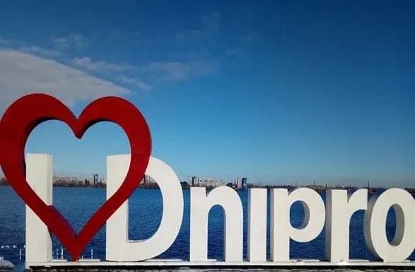 У МВС підтвердили, що рф завдала удару по багатоповерхівці у Дніпрі. Троє людей зверлись за меддопомогою