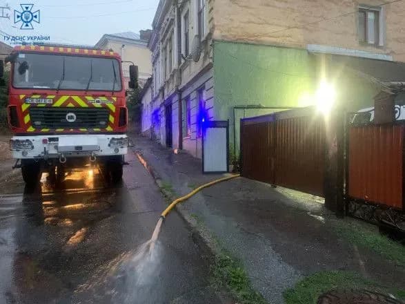 У Чернівцях через сильні дощі підтопило квартири у житлових будинках