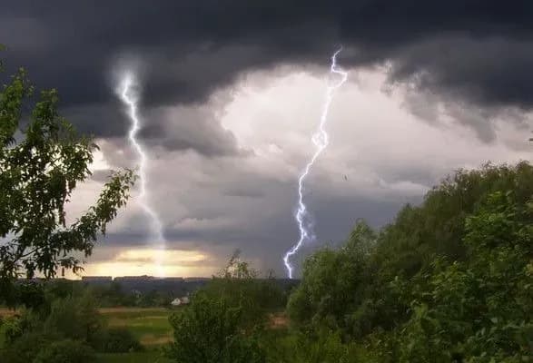 Мінлива хмарність, а місцями дощі та грози – якою буде погода у понеділок