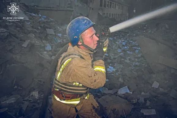 Наслідки ракетного удару по Сумах: аварійні роботи продовжуються  