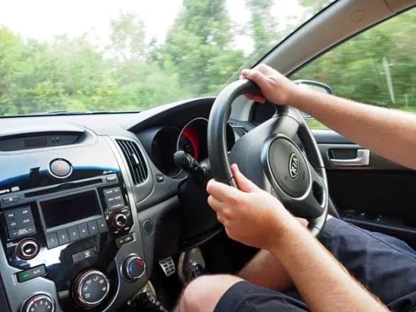В Україні узаконили машини з правим розташуванням керма: на який час, хто матиме право користуватися такими авто
