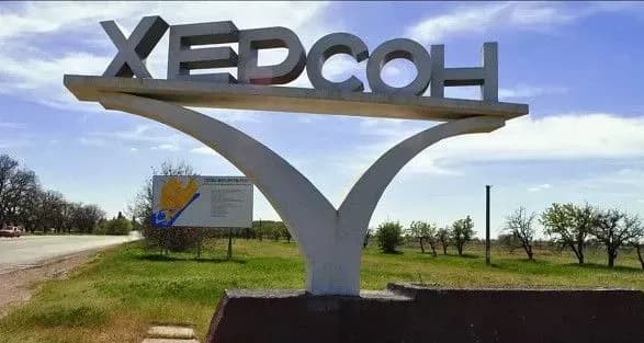 Ворог бʼє по житлових кварталах Херсону: відомо про 4 загиблих і 17 поранених