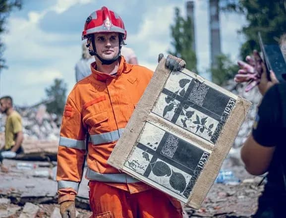 Ракетна атака Сумщини: врятована більша частина унікальних гравюр - ДСНС