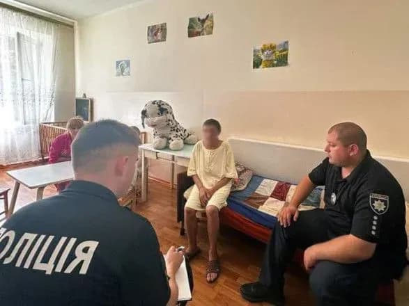 Через зірвані у сусіда персики майже тиждень катував дітей та жінку: у Чернігівській області затримали чоловіка