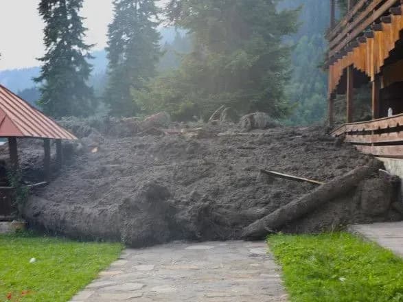 Більш як 50 людей зникло безвісно після зсуву у Грузії