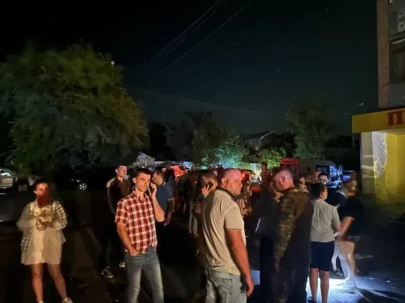 У Полтаві вибух у багатоквартиному будинку, двох людей госпіталізували