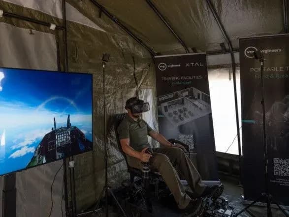 Зеленський випробував роботу симулятора для підготовки пілотів до польотів на F-16