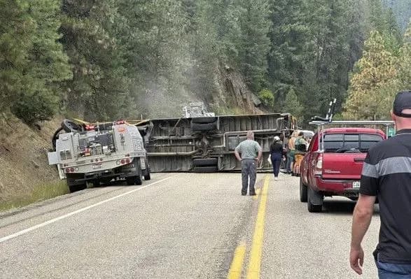 В Америці під час дощу перевернувся чартерний автобус, троє пасажирів загинули, ще 28 госпіталізовано