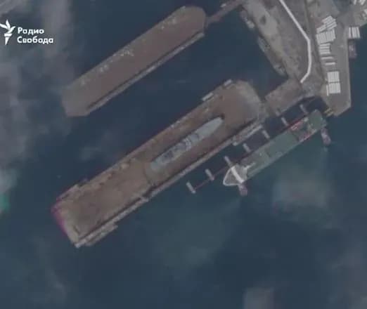 З’явилось фото підбитого "оленегорського горняка" на плавучому доку в новоросійську