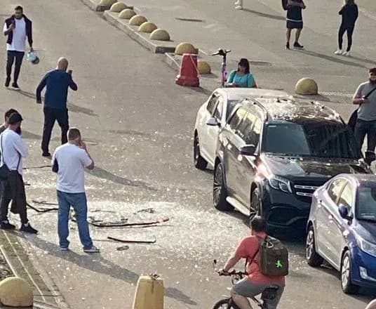 У москві під час ремонту вибухнув холодильник. Вікно на проїжджу частину "винесло" разом з рамою