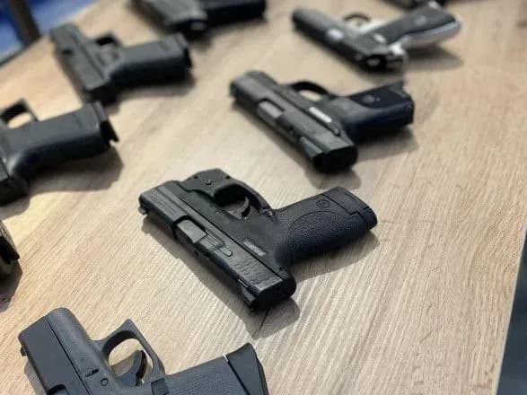 Конфискованное в США стрелковое оружие передали в Украину