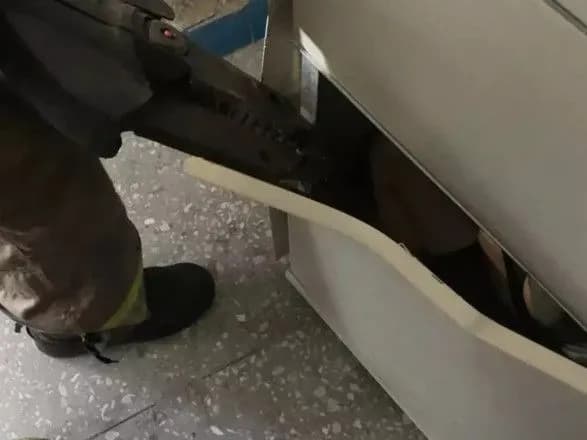 В Полтаве ребенок застрял в почтамате: высвобождали спасатели