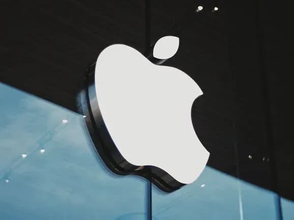 Apple офіційно попередили, що спати біля телефону на зарядці смертельно небезпечно