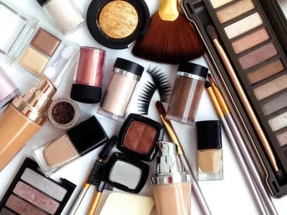 21 серпня: День без косметики та макіяжу, День піклування про себе в Інтернеті