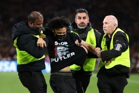 Під час фіналу жіночого чемпіонату світу з футболу на поле вибіг вболівальник у футболці "Зупиніть путлера"