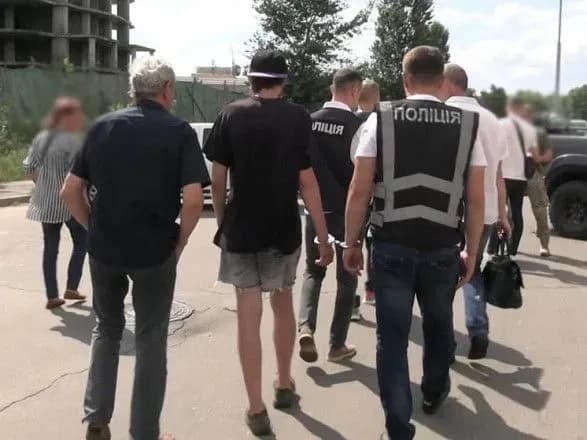 У Києві правоохоронці затримали чоловіка, який підпалив 12 автівок військовослужбовців