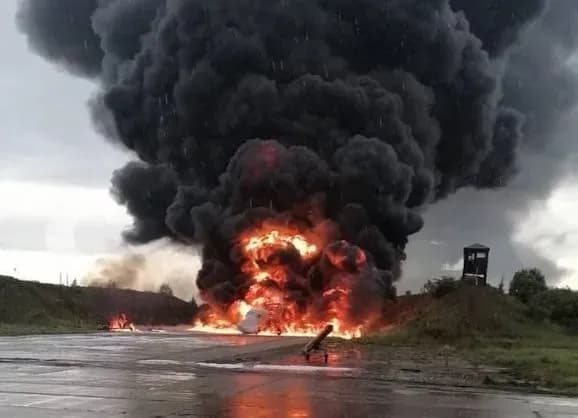 В мережі з'явивилось супутникові знімки авіабази "сольци-2" після знищення дроном Ту-22М3