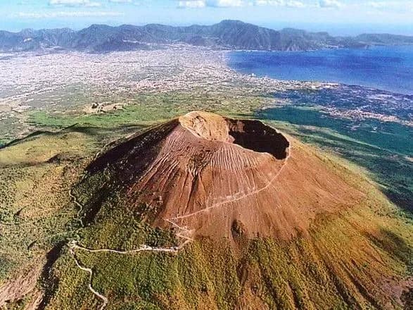 День Везувію, День народження картопляних чипсів. Що ще можна відсвяткувати 24 серпня
