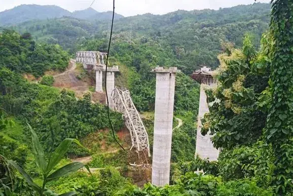 В Индии в результате обрушения железнодорожного моста погибло по меньшей мере 26 человек