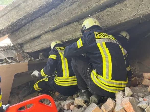 Двоє освітян стали жертвами атаки рф на Сумщині, під завалами можуть бути ще люди - МВС