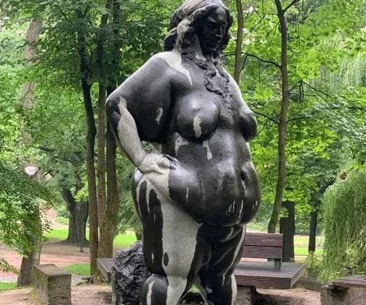 У Львові вандали облили мастилом та хотіли спалити скульптуру «Впевнена»