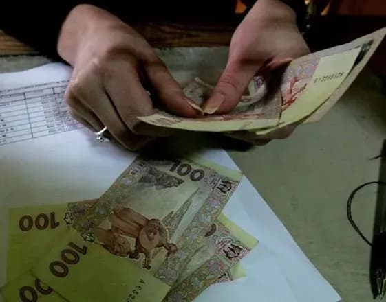 Працівникам бюджетних установ, які працюють в зоні бойових дій, підвищать зарплату