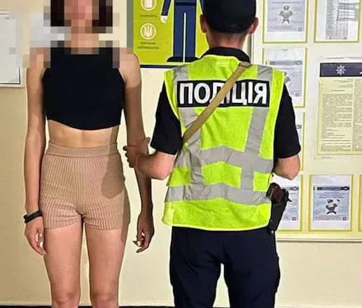 Танцювали на могилах українських захисників: у Києві правоохоронці затримали двох дівчат