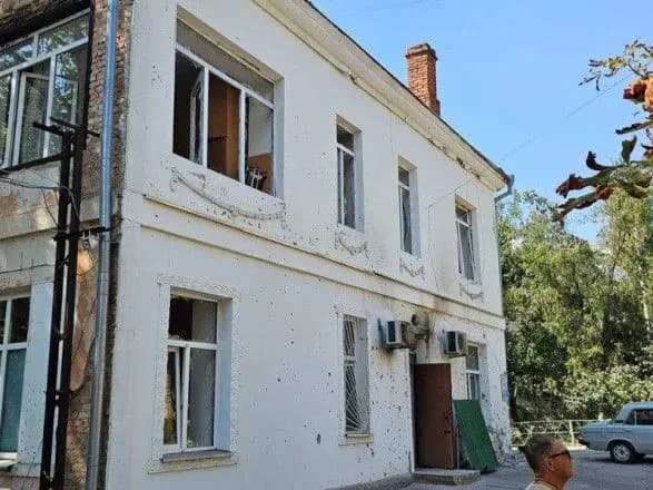 Вибито двері та 17 вікон: окупанти обстріляли херсонську лікарню
