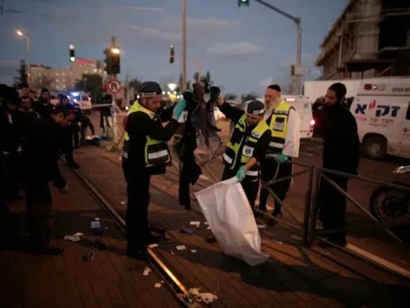 Ніж у спину отримав на трамвайній зупинці в Єрусалимі ізраїльтянин. Чоловіка ушпилили у стані середньої тяжкості. Його нападника застрелили