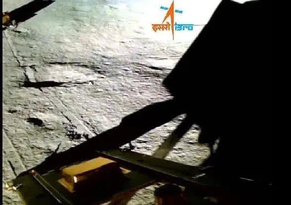 Індійський місяцехід знайшов сірку та інші хімічні елементи на Місяці