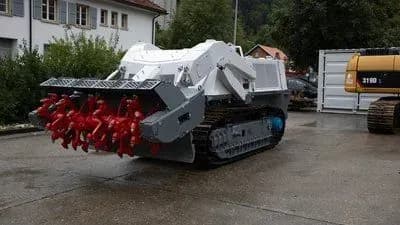 Швейцарія передає Україні дистанційну машину для розмінування