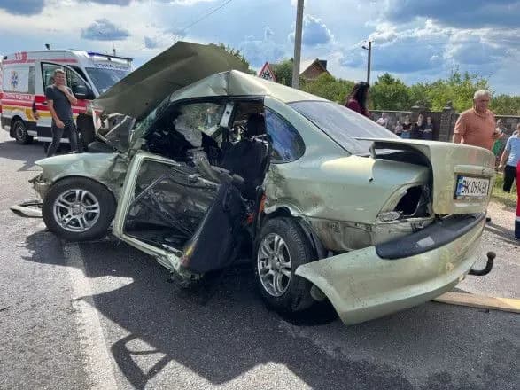 У ДТП на Рівненщині загинула дитина, восьмеро людей постраждали