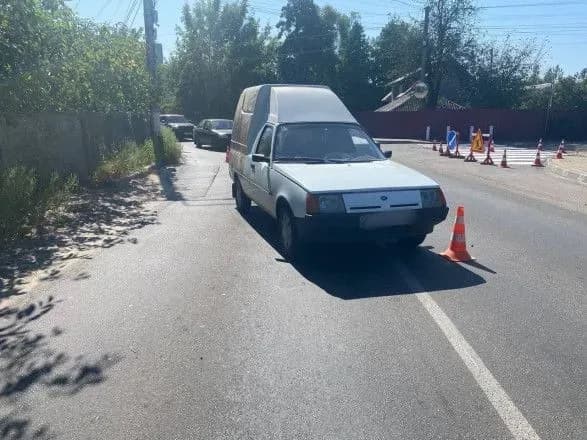 Перебігала дорогу в нерегульованому місці: на Київщині 16-річна дівчина постраждала у ДТП