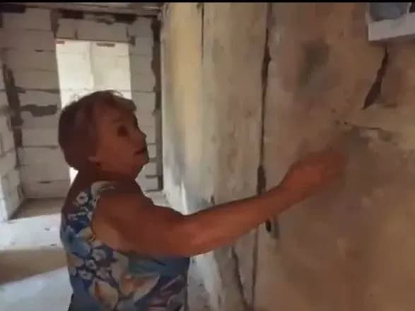 "Чорні, горілі": маріупольцям пропонують жити в аварійних квартирах без світла, води та газу