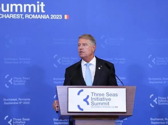 Атаки рф на дунайські порти України уповільнять експорт зерна - президент Румунії