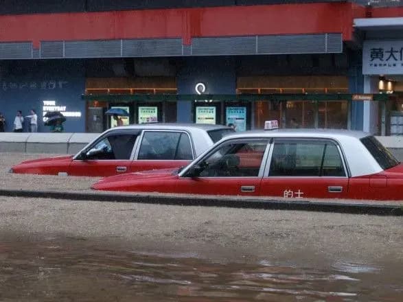 У Гонконзі пройшла найсильніша злива за останні 140 років: загинули двоє людей та ще 144 травмовано