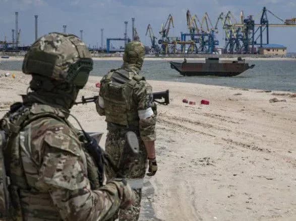 На узбережжі у Маріуполі знайшли вісім мертвих російських військових від початку вересня