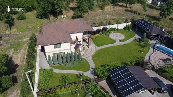 У погорілого на торгівлі пальним полковника ДСНС арештували елітний будинок і авто