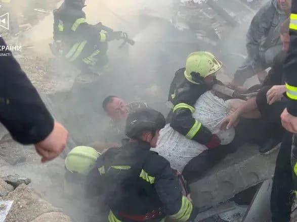 У Сумах з-під завалів врятували двох людей, постраждалих через ранкову ракетну атаку