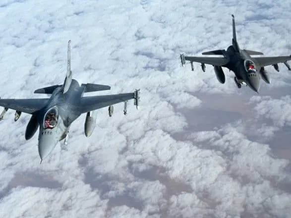 Україна розраховує використати F-16 у бою вже цієї зими — WSJ