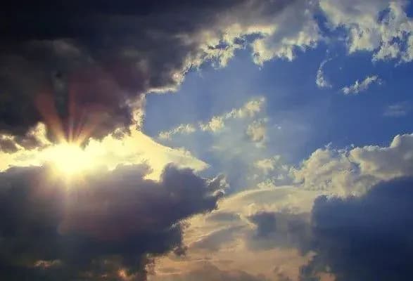 Прогноз погоди на понеділок: мінлива хмарність та спека лише в одній області